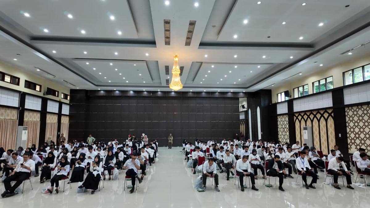 Calon Petugas Penyelenggara Ibadah Haji (PPIH) Arab Saudi dan PPIH Kloter tahun 1447 H/2026 M mengikuti seleksi Computer Assisted Test (CAT) Tahap 1 di Aula Arafah, Asrama Haji Makassar, Kamis (4/12/2025). (Dok. Kemenag Sulsel)