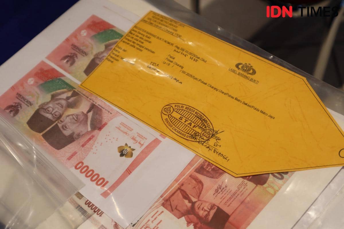 Sejumlah uang palsu yang disita polisi.