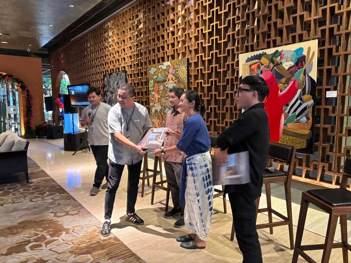 Tiga seniman memamerkan karyanya dalam Pameran “J+ Art Awards: Living Lines”, di ARTOTEL Suites Bianti, Jumat (5/12/2025).