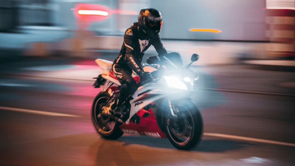 berkendara motor malam hari