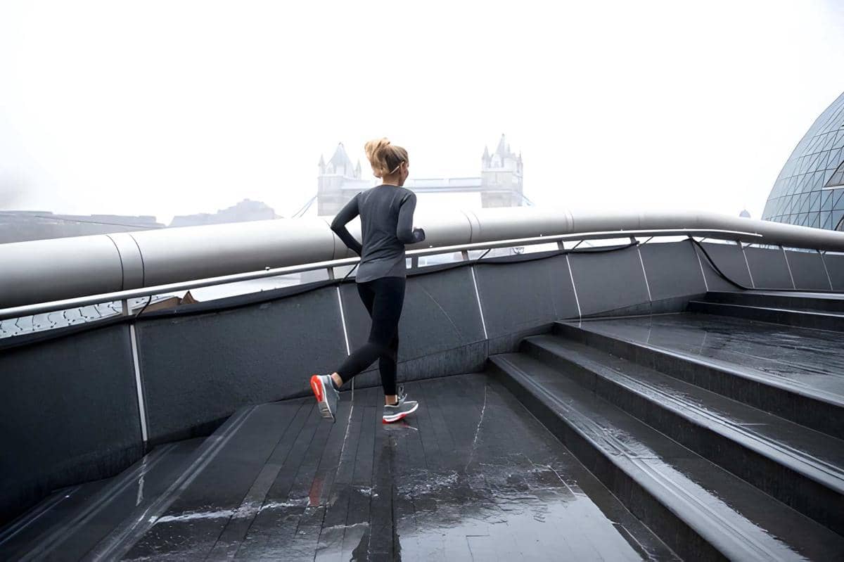 Ilustrasi berolahraga saat musim hujan