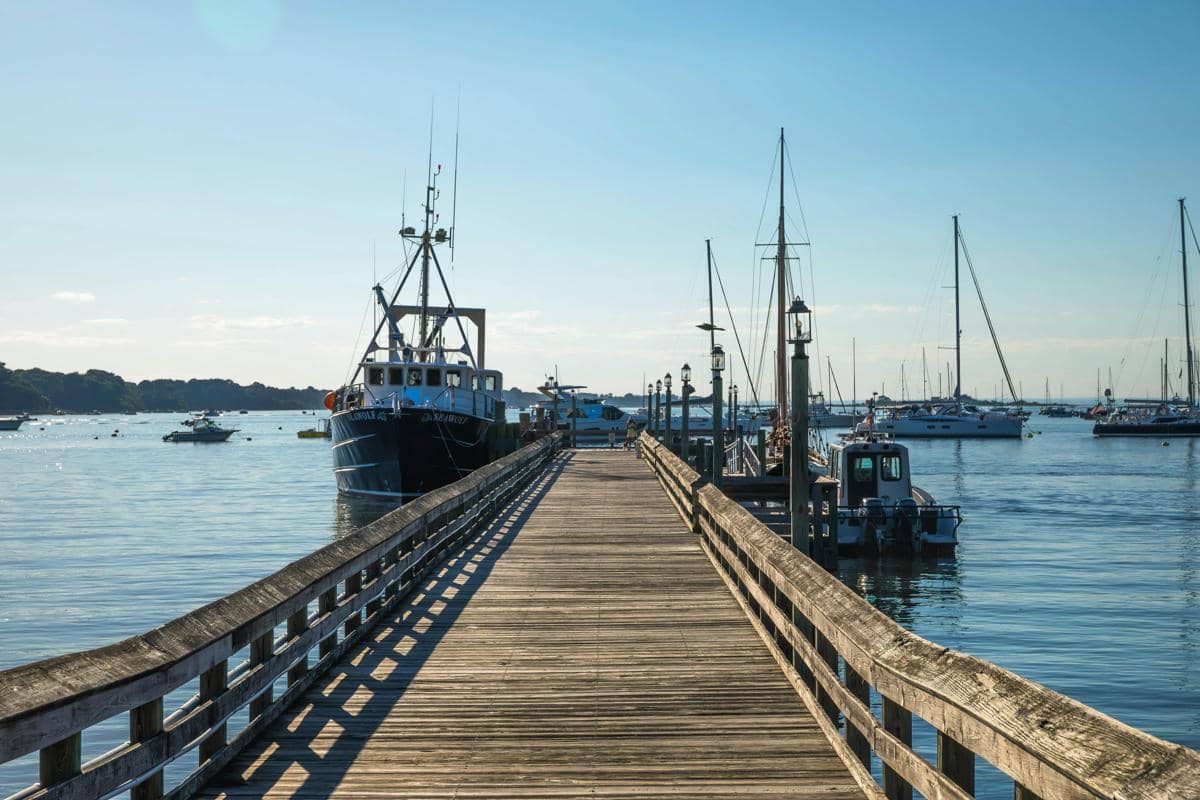 ilustrasi aktivitas masyarakat pesisir