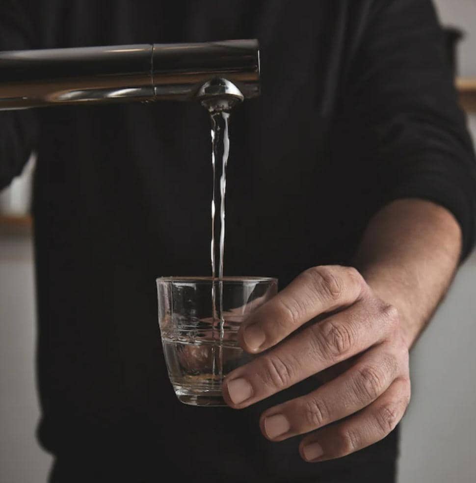 ilustrasi mengambil air