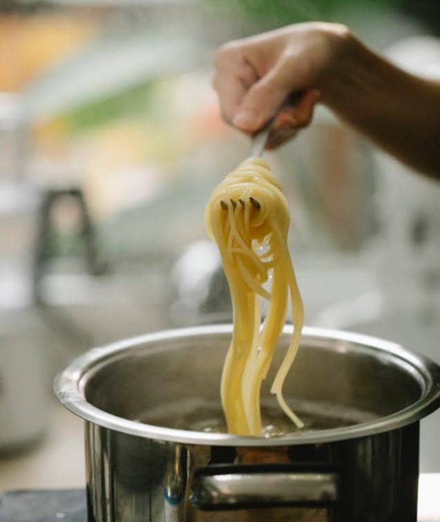 ilustrasi merebus mi instan