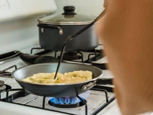 ilustrasi memasak omelet