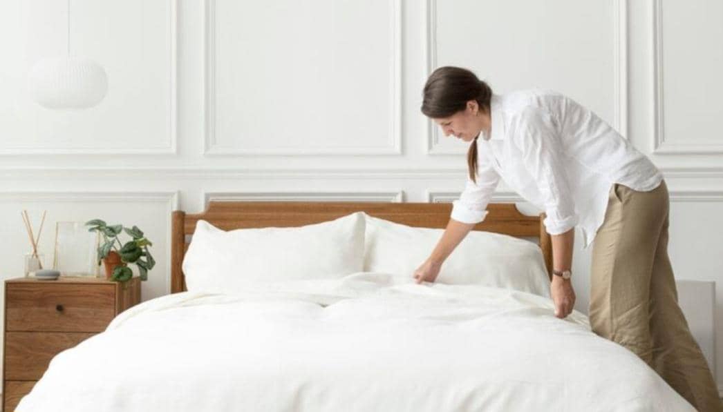 ilustrasi merapikan tempat tidur