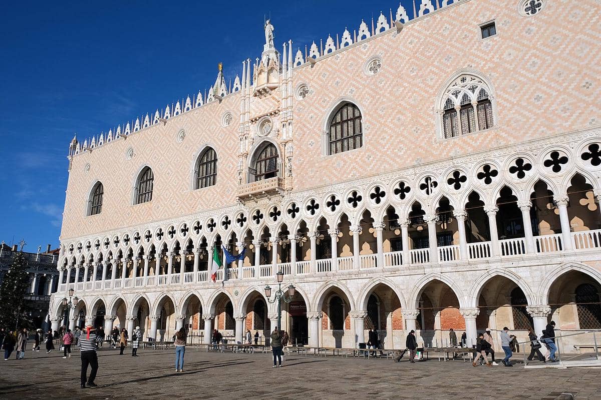 Bagian depan Istana Doge yang menghadap laut