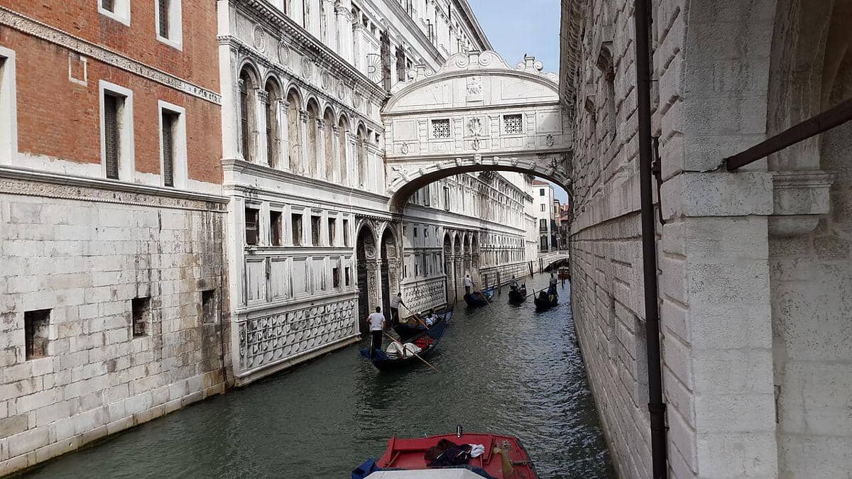 Jembatan Desahan yang menghubungkan ruang interogasi di Istana Doge dengan Penjara Baru