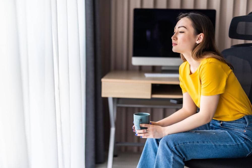 Seorang perempuan menyisihkan waktu untuk hening.