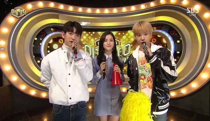 Potret JinJiDo ssst jadi MC di Inkigayo