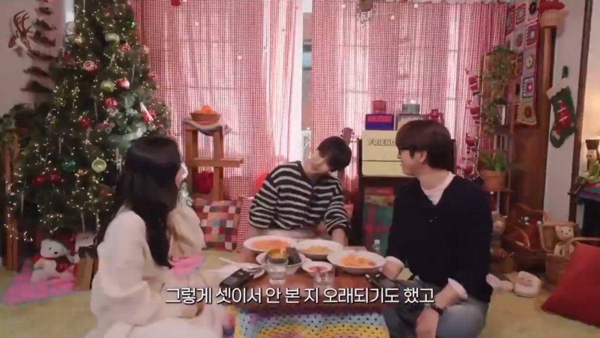 Potret Jisoo, Doyoung, dan Jinyoung reunian