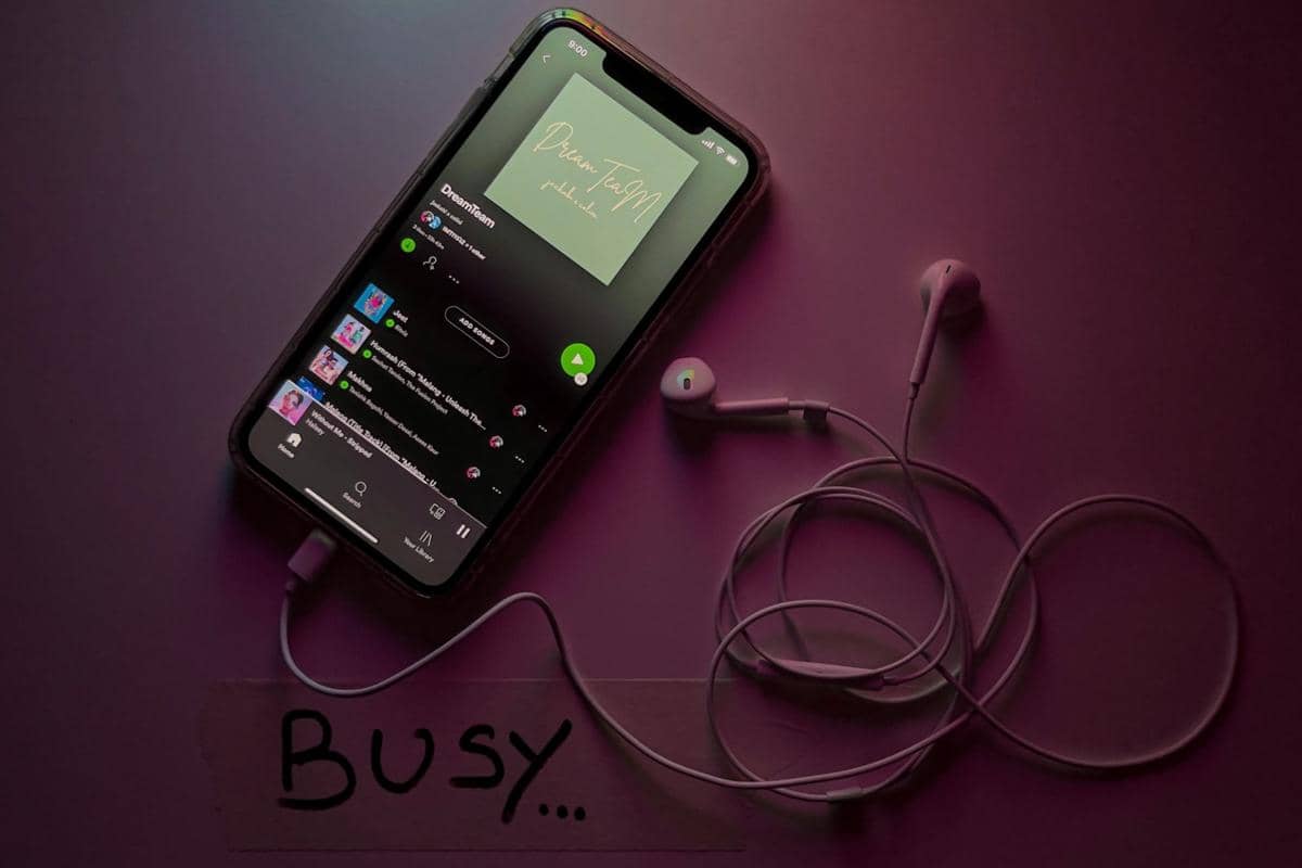 ilustrasi Spotify di HP