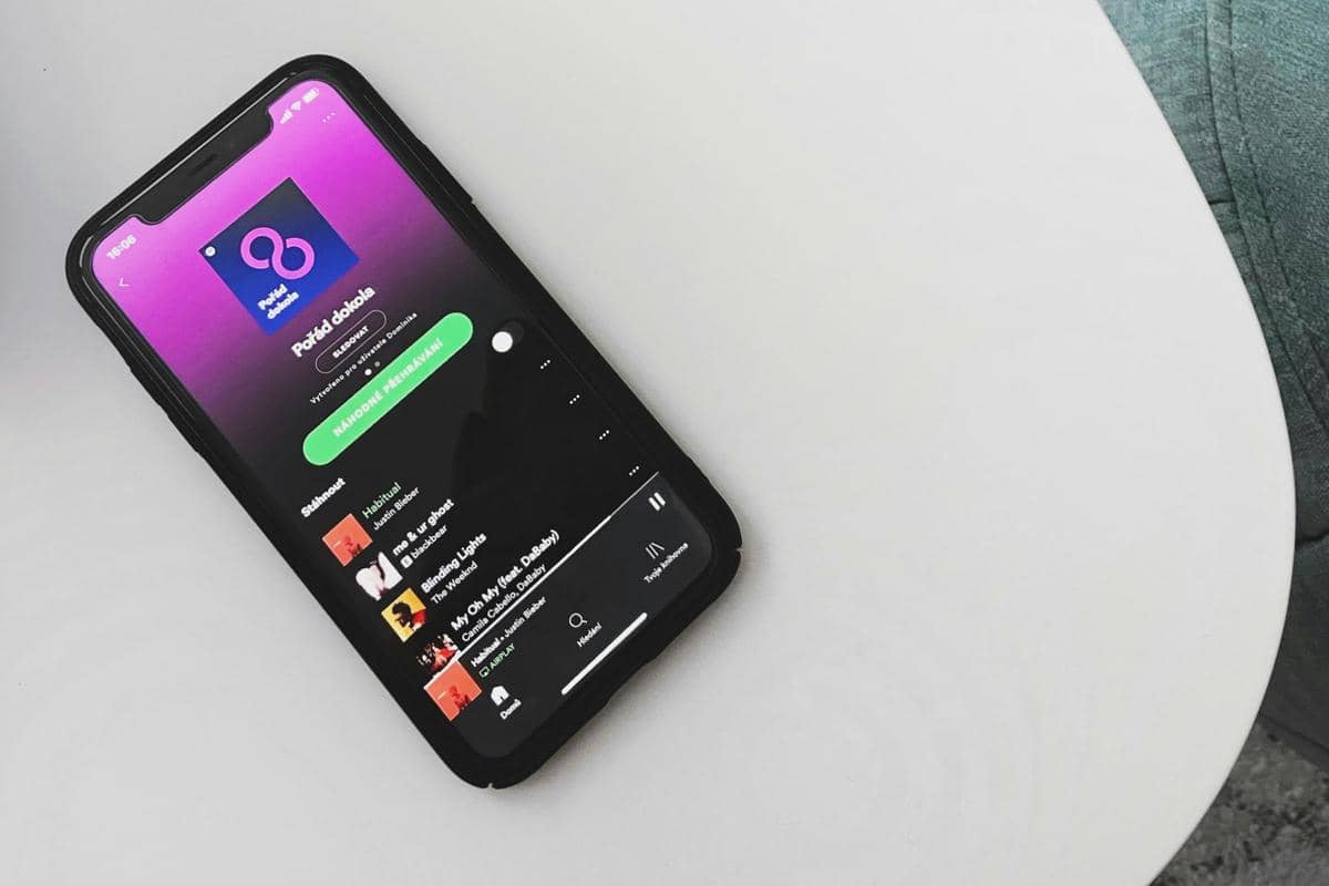 ilustrasi Spotify di HP