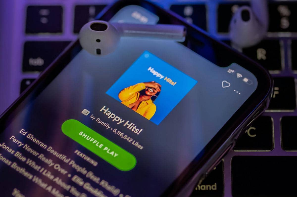 ilustrasi Spotify di HP