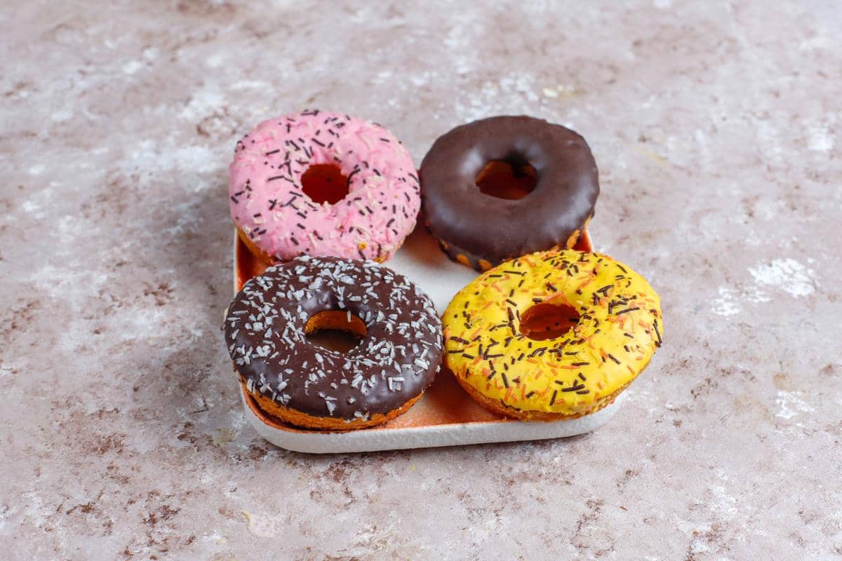 ilustrasi donat dengan glaze warna warni