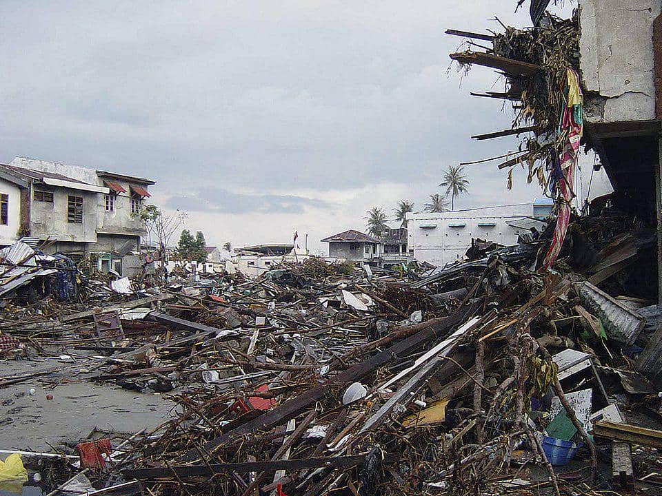 kerusakan infrastruktur umum dan pribadi setelah bencana