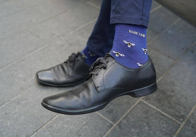 ilustrasi kaus kaki pria 