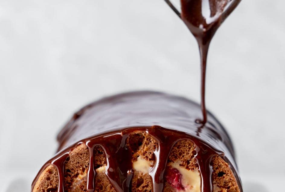 ilustrasi menuang glaze ke atas kue