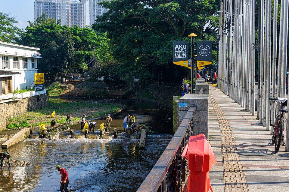 masyarakat bergotong royong untuk membersihkan sungai