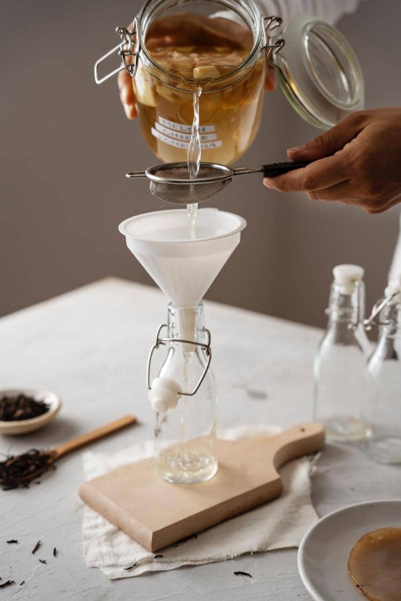 ilustrasi menyaring minyak ayam 