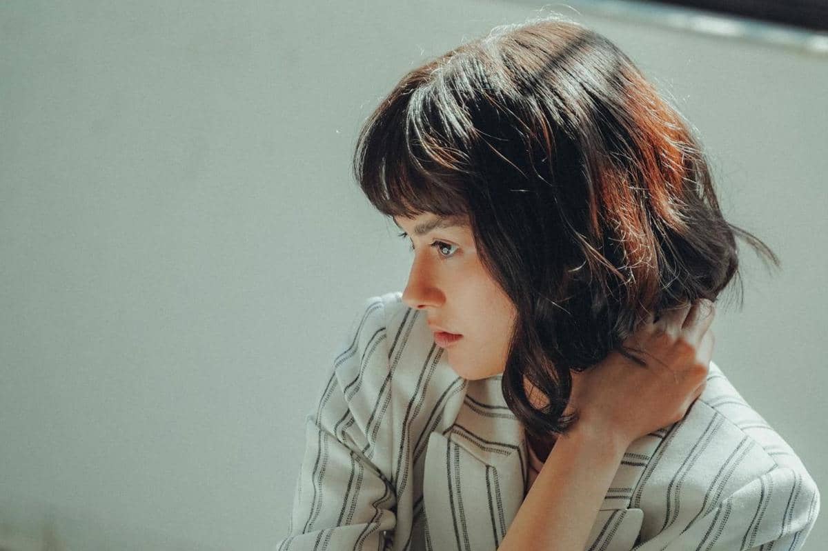 Wanita merasa bersalah.