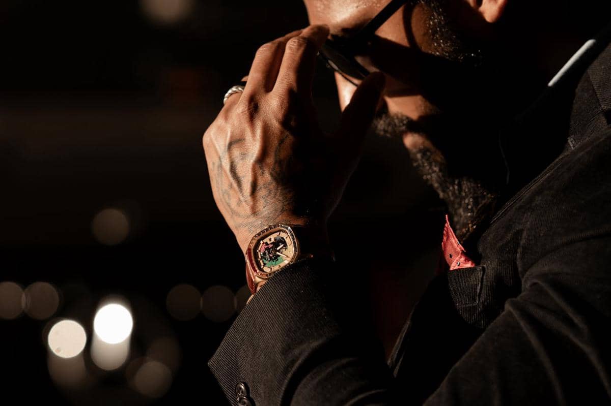 ilustrasi jam tangan strap kulit pria