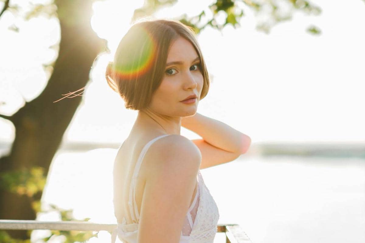 Wanita sedang di tepi danau.