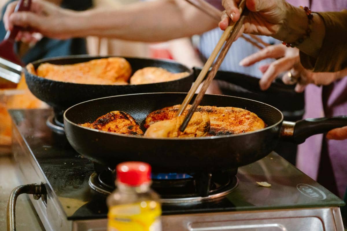 ilustrasi membalik ayam