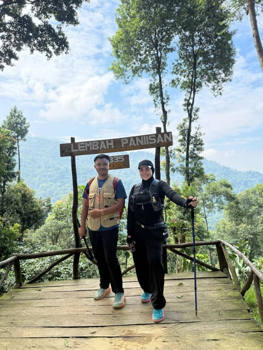 Sarita Abdul Mukti hiking ke Bukit Paniisan