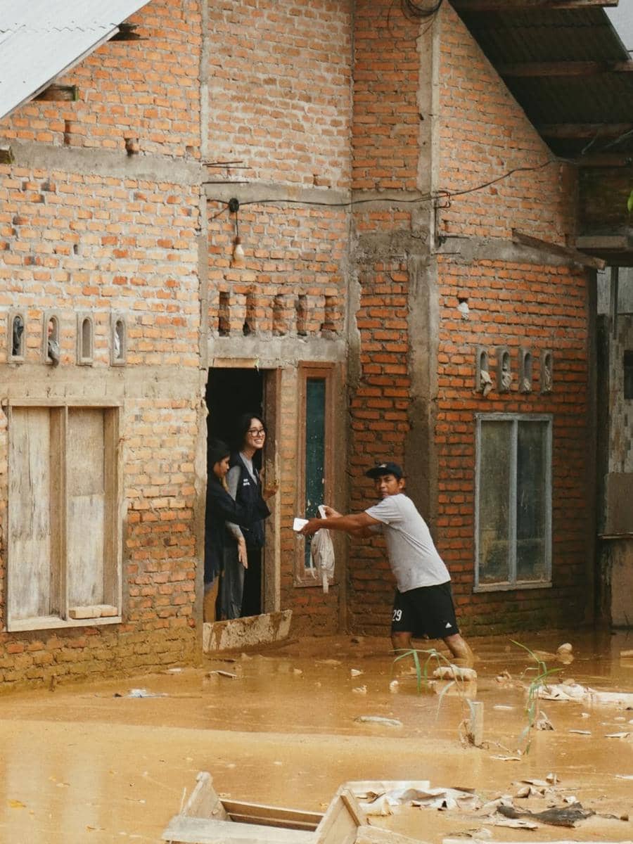 Yasmin Napper jadi relawan bencana di Padang.
