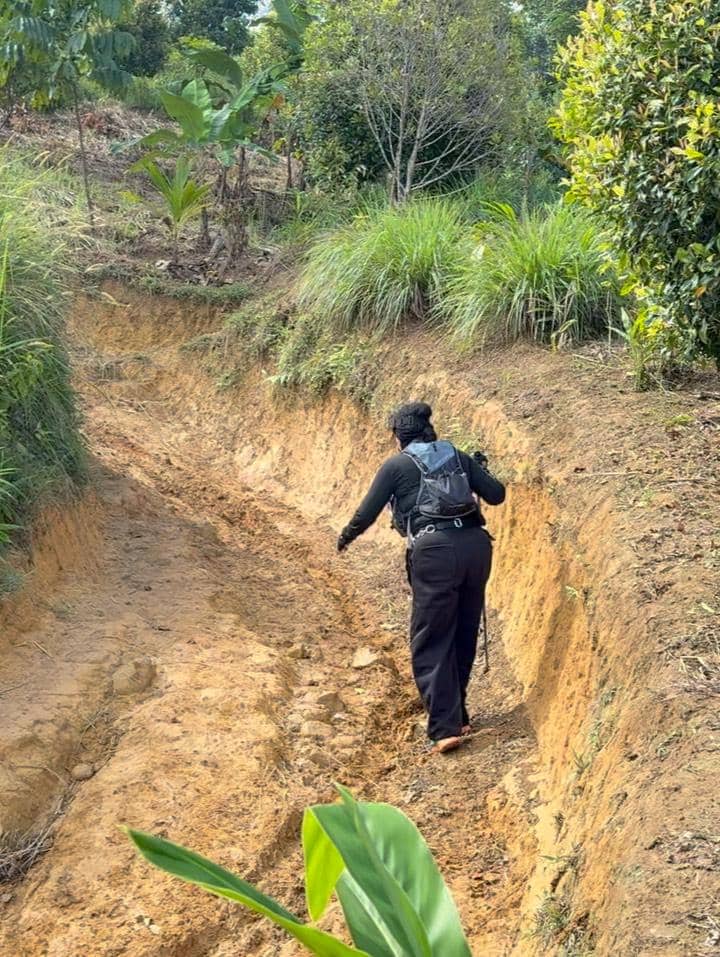 Sarita Abdul Mukti hiking ke Bukit Paniisan