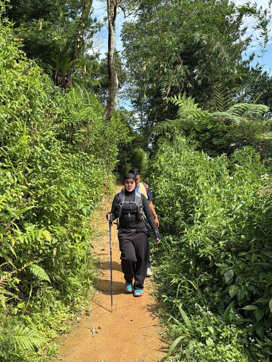 Sarita Abdul Mukti hiking ke Bukit Paniisan