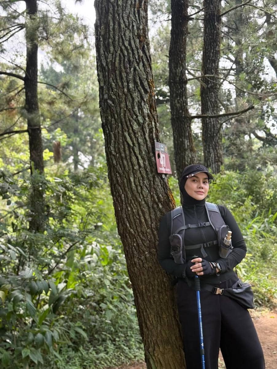 Sarita Abdul Mukti hiking ke Bukit Paniisan