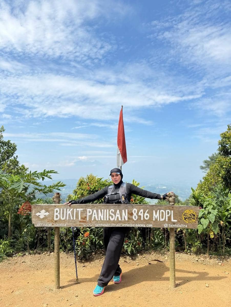 Sarita Abdul Mukti hiking ke Bukit Paniisan
