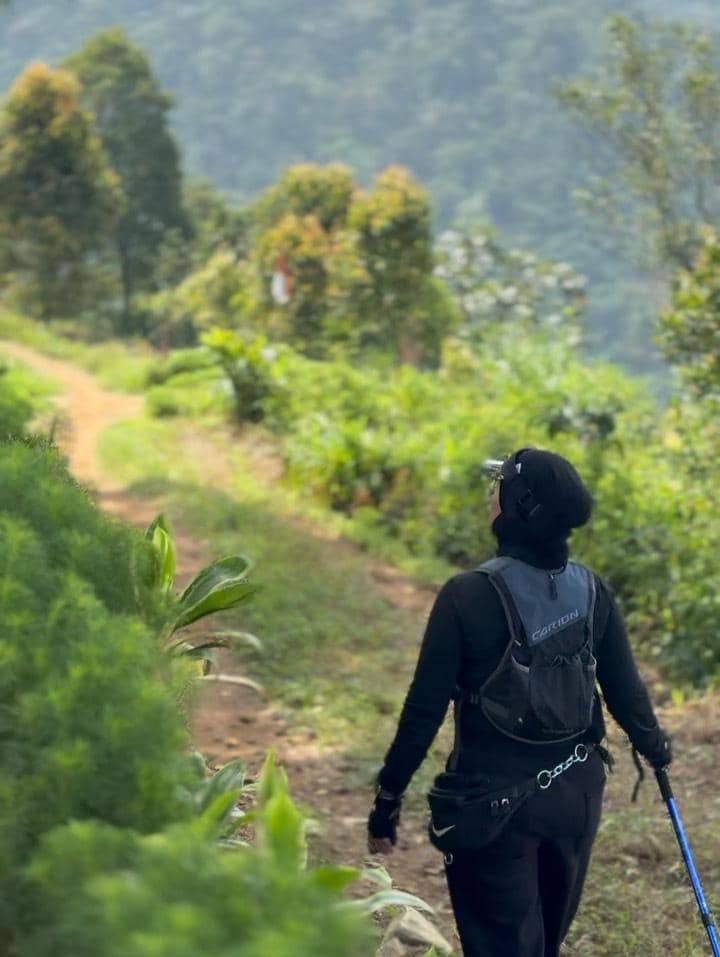 Sarita Abdul Mukti hiking ke Bukit Paniisan