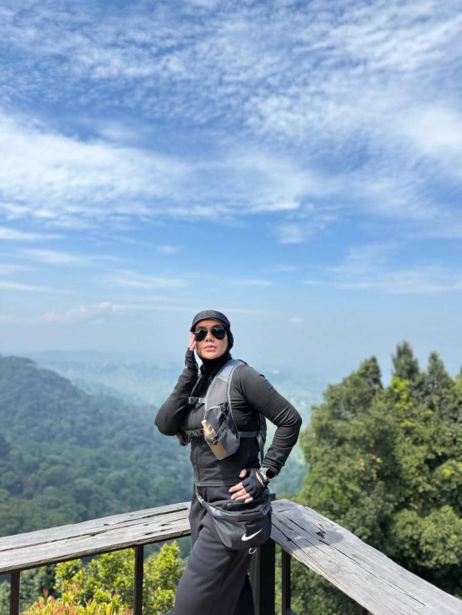 Sarita Abdul Mukti hiking ke Bukit Paniisan