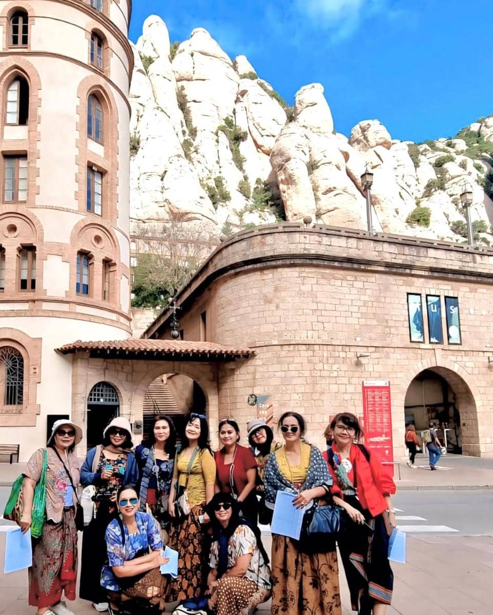 Ira Wibowo jalan-jalan di Gunung Montserrat