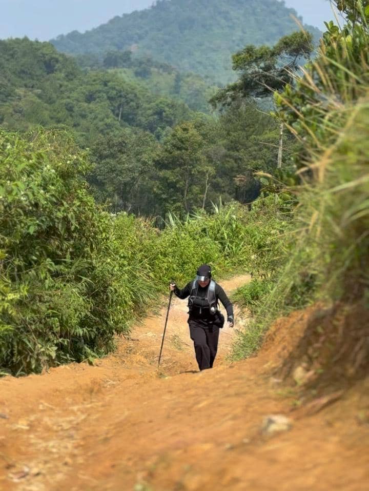 Sarita Abdul Mukti hiking ke Bukit Paniisan