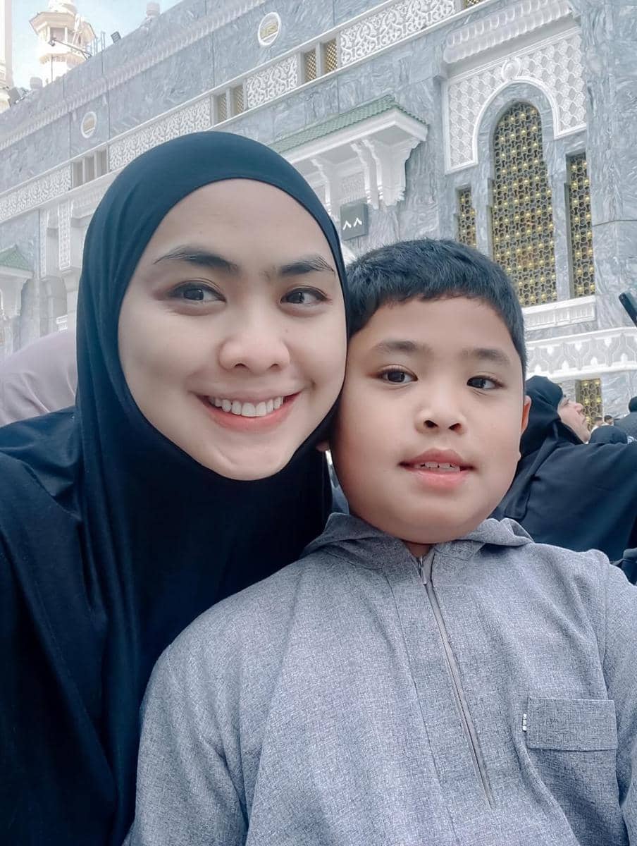 Oki Setiana Dewi umrah dengan anak ketiga