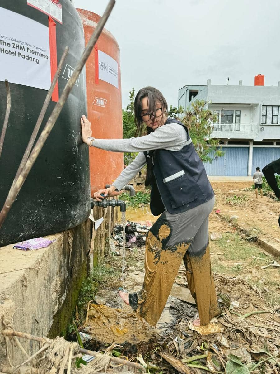 Yasmin Napper jadi relawan bencana di Padang.
