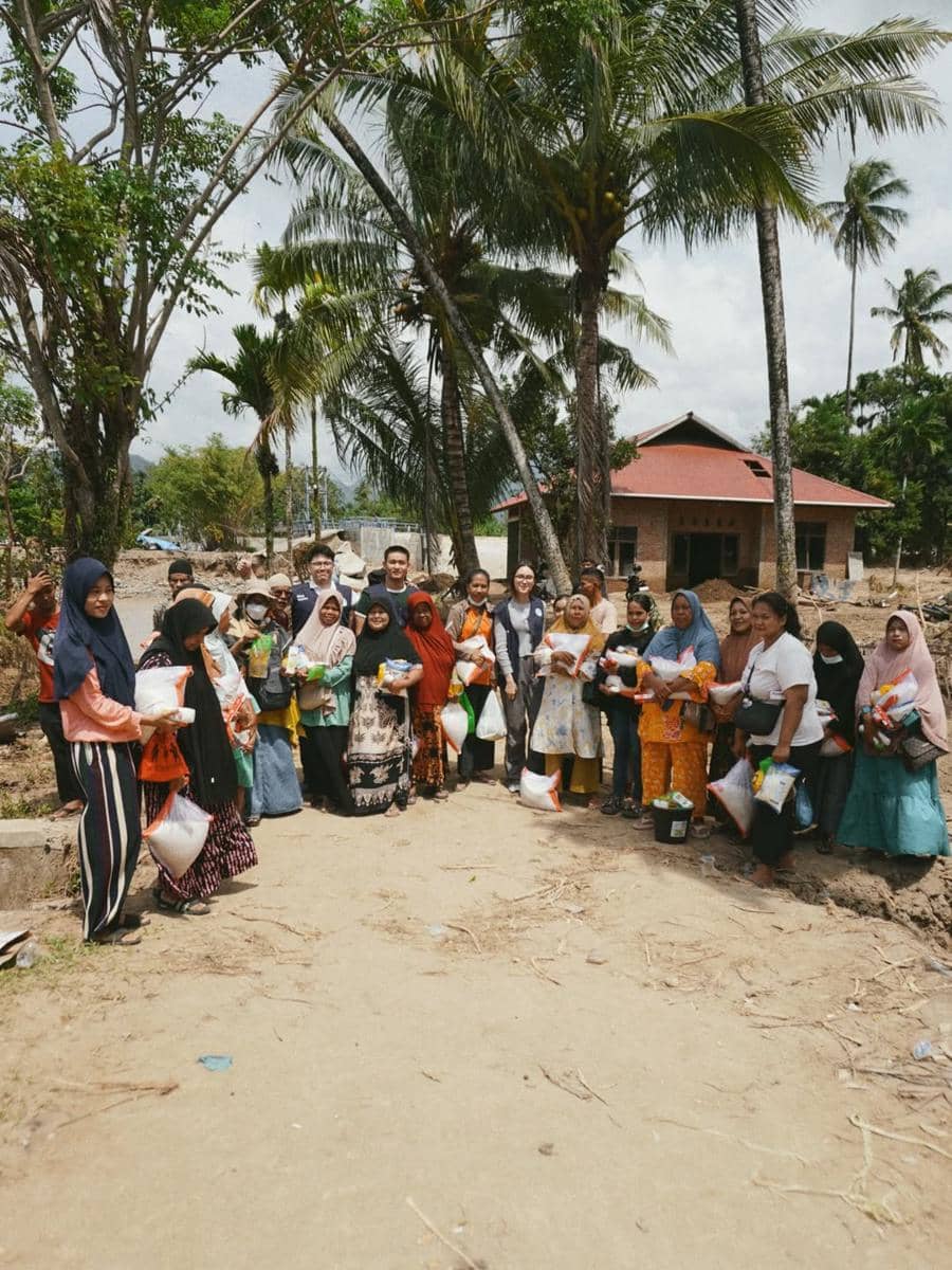 Yasmin Napper jadi relawan bencana di Padang.