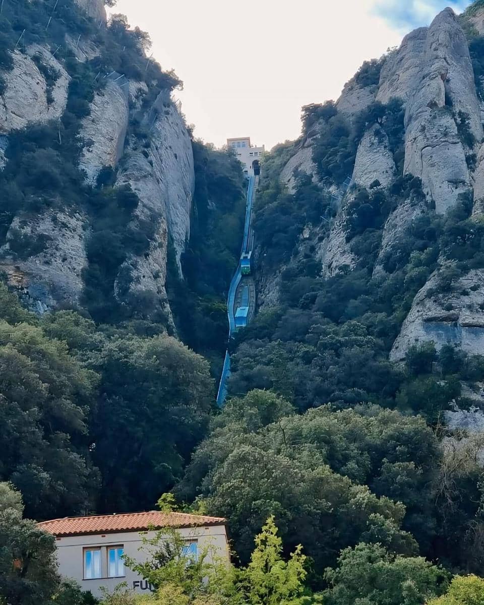 Ira Wibowo jalan-jalan di Gunung Montserrat