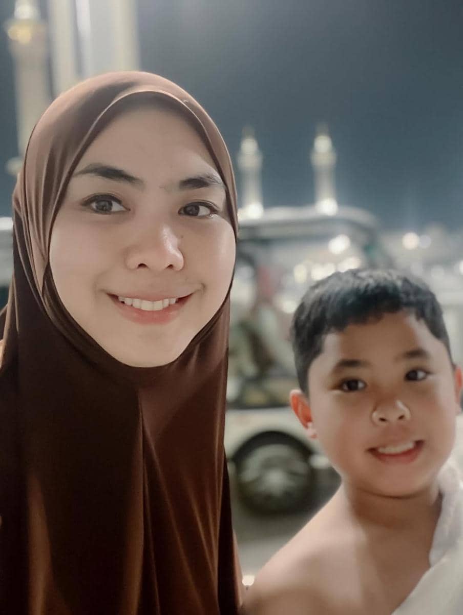 Oki Setiana Dewi umrah dengan anak ketiga