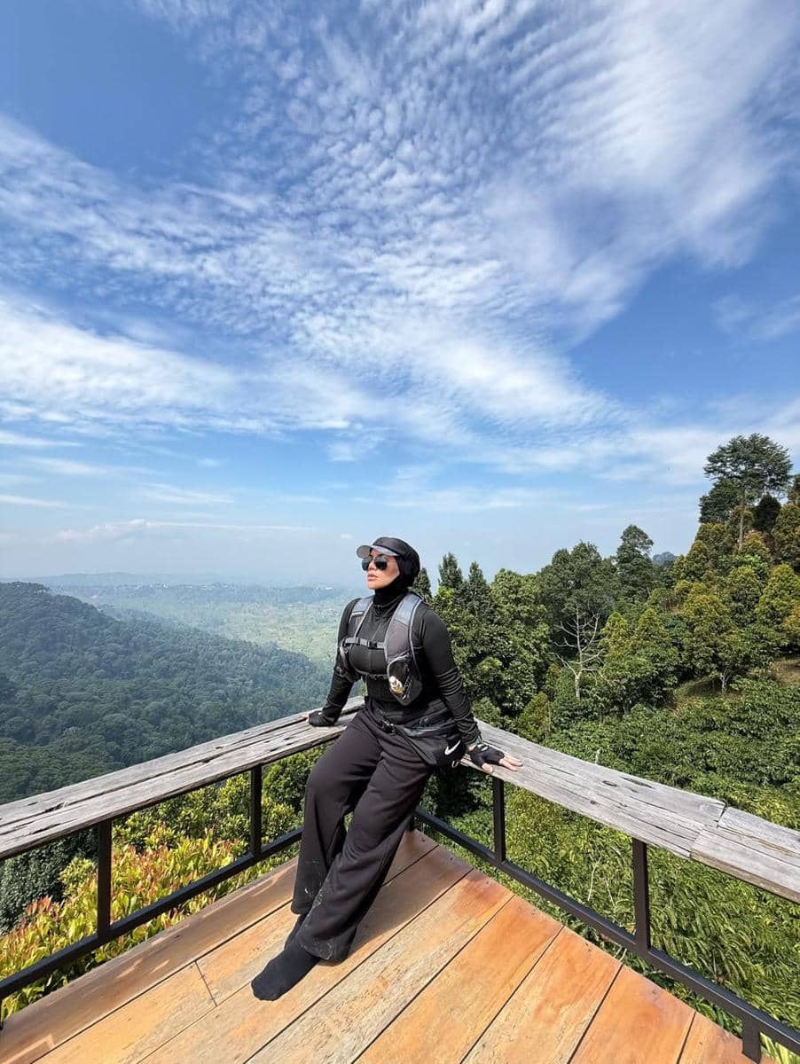Sarita Abdul Mukti hiking ke Bukit Paniisan
