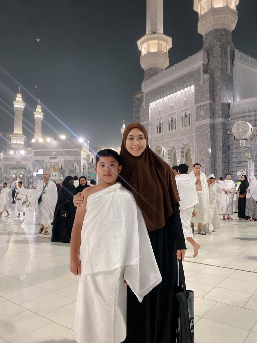 Oki Setiana Dewi umrah dengan anak ketiga
