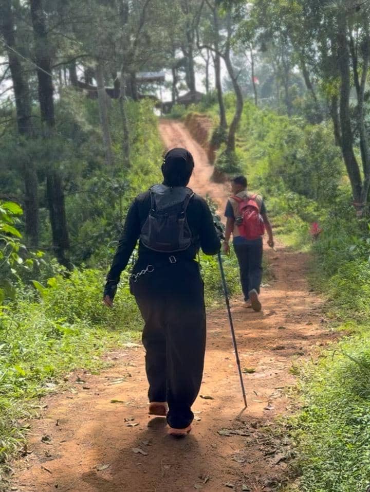 Sarita Abdul Mukti hiking ke Bukit Paniisan