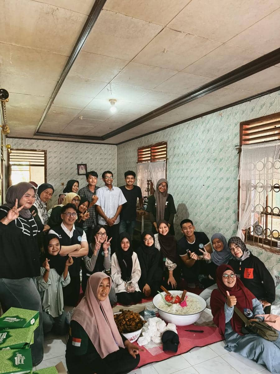 Yasmin Napper jadi relawan bencana di Padang.