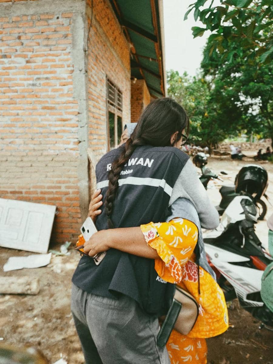 Yasmin Napper jadi relawan bencana di Padang.