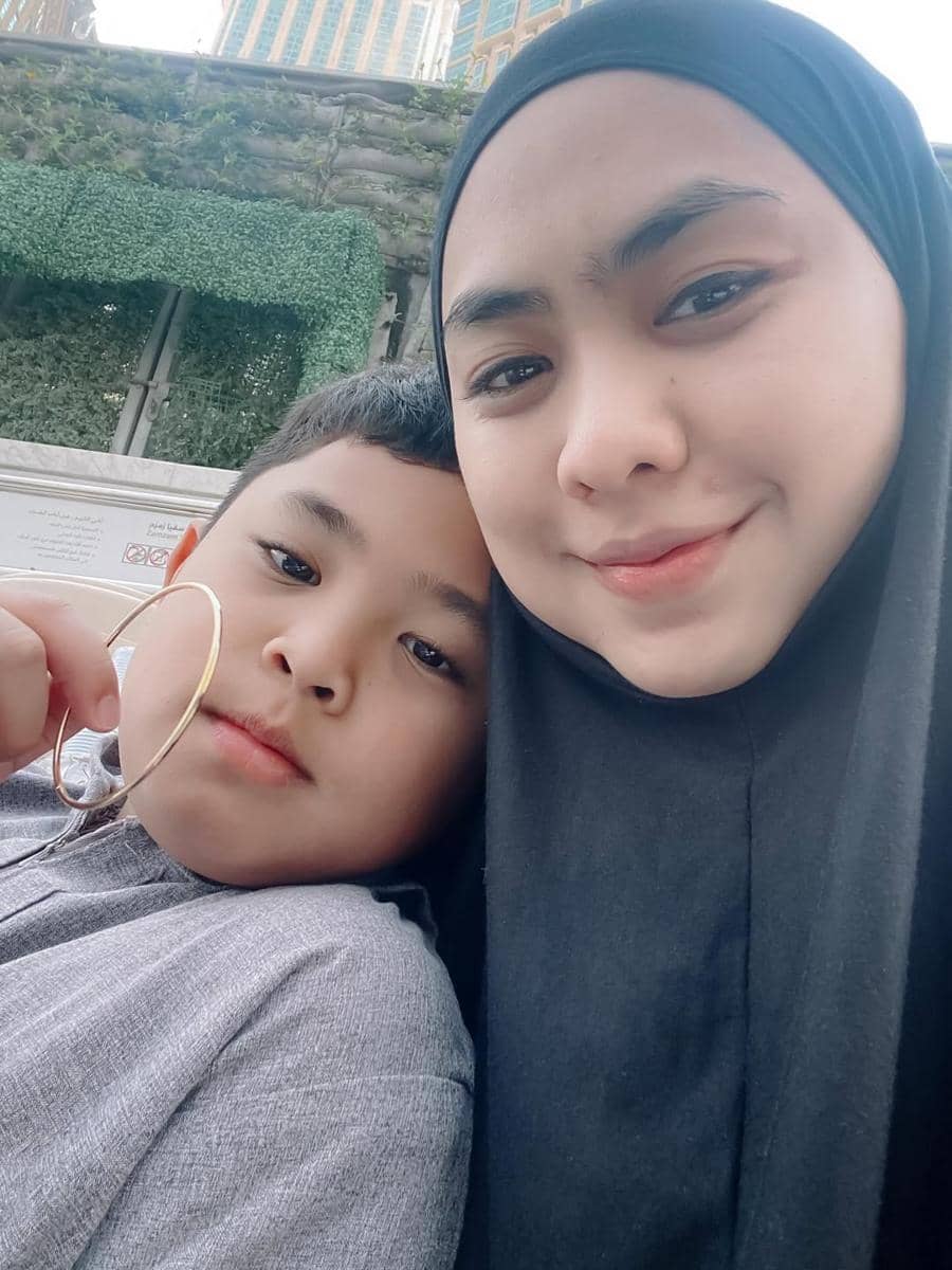 Oki Setiana Dewi umrah dengan anak ketiga