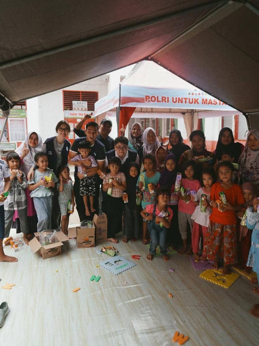 Yasmin Napper jadi relawan bencana di Padang.